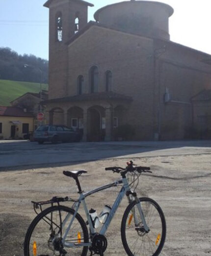 La bici deve diventare strumento di turismo per le vie di Ancona (qui la Chiesa di S.Maria del Rosario)