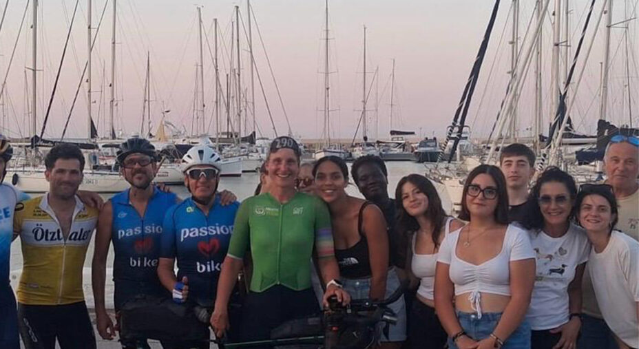 Cinquini con il gruppo di ragazze di una comunità che l'hanno accolta a Porto San Giorgio