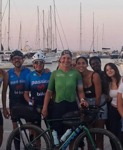 Cinquini con il gruppo di ragazze di una comunità che l'hanno accolta a Porto San Giorgio