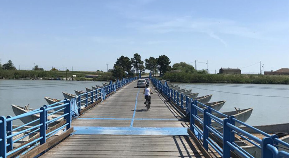 Il famoso ponte di legno su barche, un passaggio immancabile da effettuare in bici nel Delta del Po