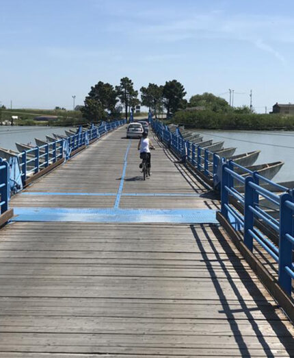 Il famoso ponte di legno su barche, un passaggio immancabile da effettuare in bici nel Delta del Po