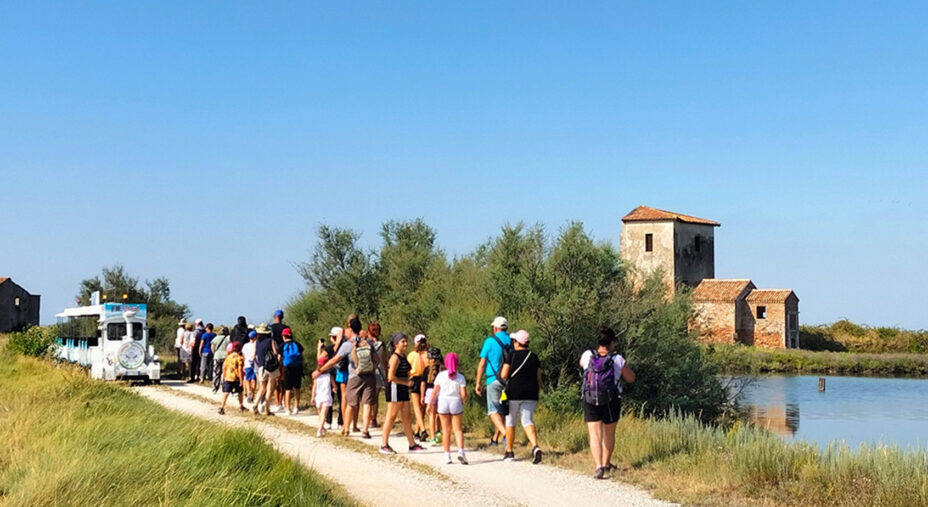 La salina di Comacchio è visitabile con guide specializzate, anche con il caratteristico trenino
