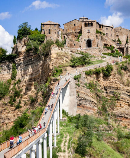 Il borgo assolutamente unico di Civita di Bagnoregio, accarezzato dal percorso