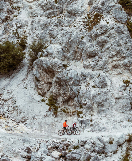 I tracciati dell'FVG Bike Trail portano gli appassionati alle pendici delle montagne dolomitiche