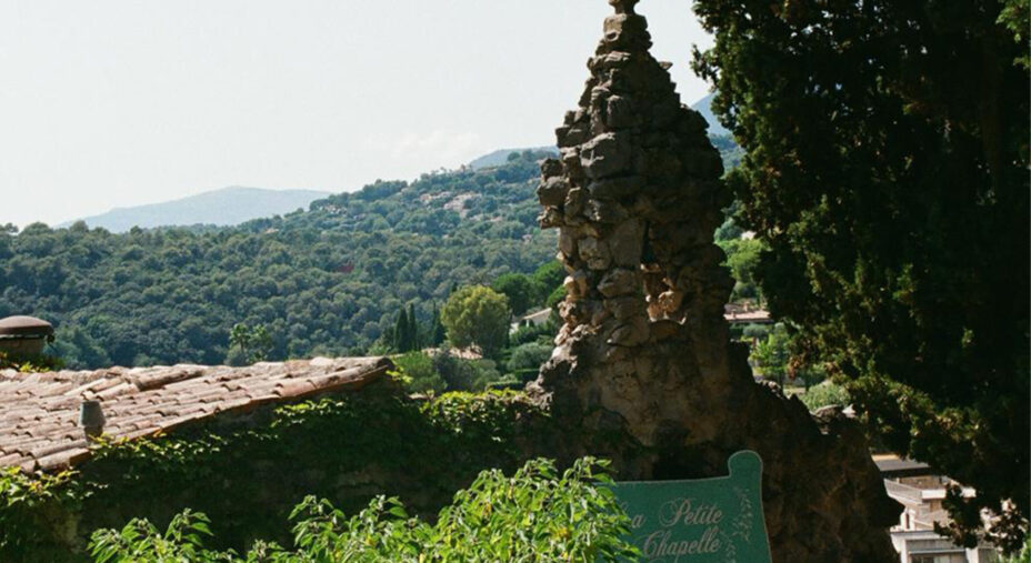 Il ristorante La Petite Chapelle da dove si gode una spettacolare vista sui monti come sulla costa