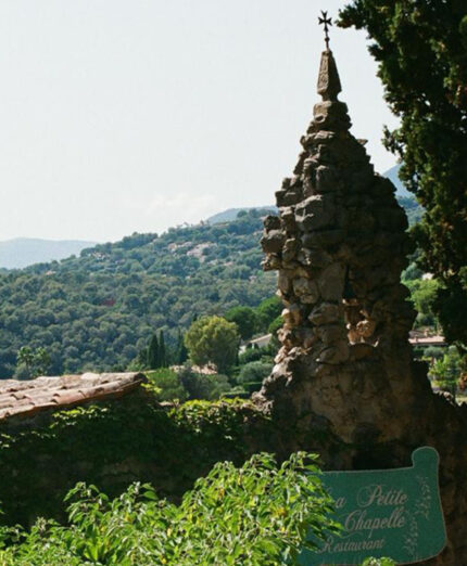 Il ristorante La Petite Chapelle da dove si gode una spettacolare vista sui monti come sulla costa