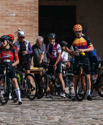 Il borgo di Mondaino, con la sua piazza principale, ospita il ristoro che unisce i 4 percorsi dell'evento
