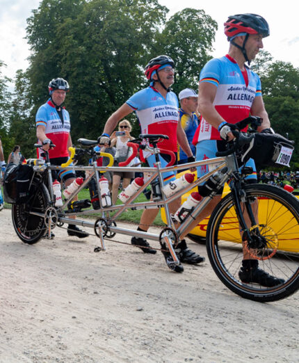 Coloro che partecipano con bici particolari, d'epoca e prototipi prendono il via tutti insieme con uno start specifico
