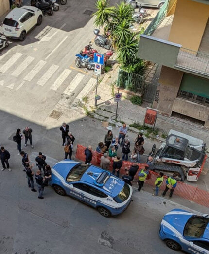 Un episodio comune a Palermo: pochi cittadini ostacolano e interrompono i lavori per una pista ciclabile
