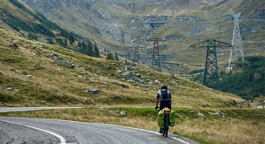 La parte nord del percorso della Transfăgărășan parte da Cartisoara, per inerpicarsi lungo i Carpazi