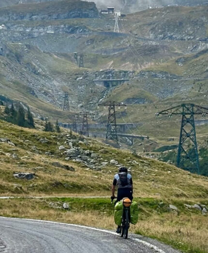 La parte nord del percorso della Transfăgărășan parte da Cartisoara, per inerpicarsi lungo i Carpazi