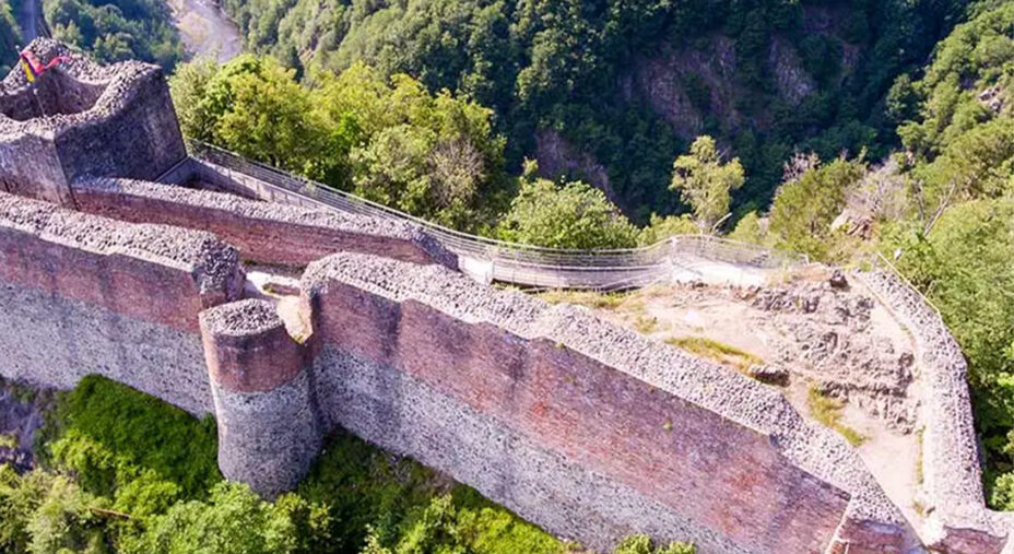 Il castello di Vlad, a cui il personaggio di Dracula e ispirato, è una delle attrazioni della Transfăgărășan