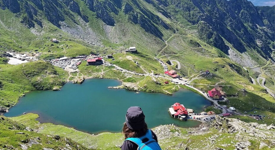 La Transfăgărășan con il suo lungo tunnel sfocia nel Lago di Bâlea, con molti rifugi dove soggiornare