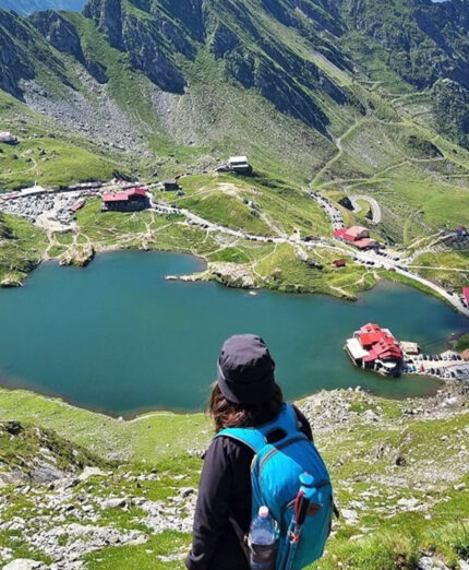 La Transfăgărășan con il suo lungo tunnel sfocia nel Lago di Bâlea, con molti rifugi dove soggiornare