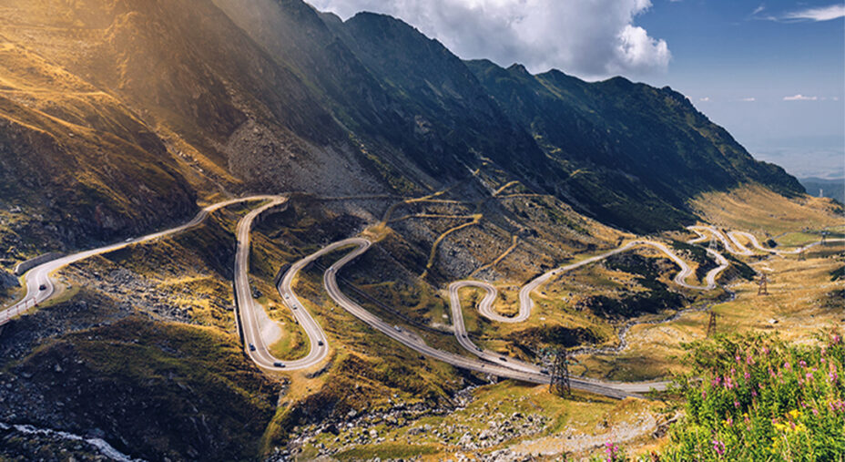 Il percorso della Transfăgărășan si sviluppa attraverso 90 chilometri toccando i 2.000 metri di altitudine