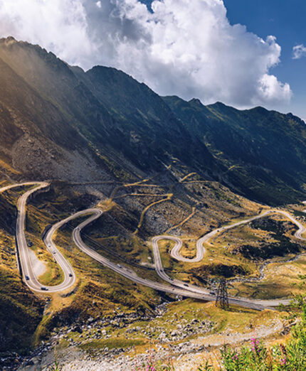 Il percorso della Transfăgărășan si sviluppa attraverso 90 chilometri toccando i 2.000 metri di altitudine