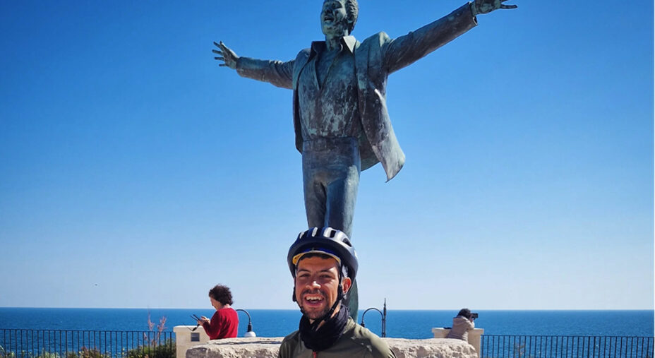 Scavarda a Polignano, davanti alla statua dedicata a Domenico Modugno