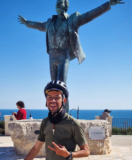 Scavarda a Polignano, davanti alla statua dedicata a Domenico Modugno