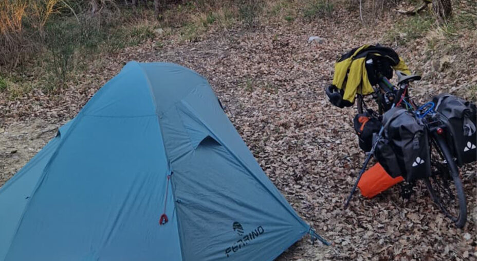 Il ciclista piemontese ha viaggiato sempre in autosufficienza, dormendo in tenda anche sottozero