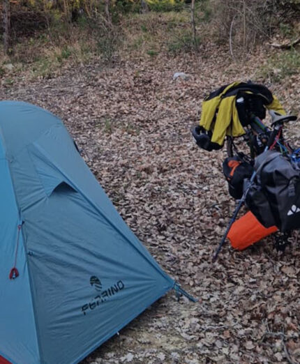 Il ciclista piemontese ha viaggiato sempre in autosufficienza, dormendo in tenda anche sottozero