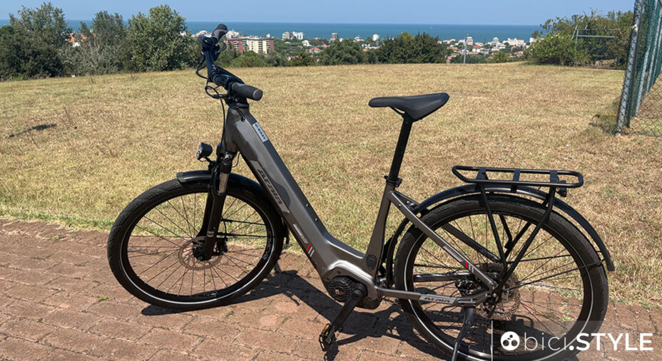 L'Atala O-Easy ha il telaio in alluminio 700C, passaggio cavi interno, batteria integrata nel telaio e motore OLI eBike System