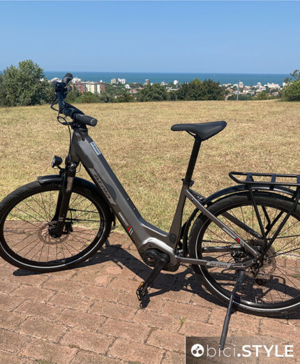 L'Atala O-Easy ha il telaio in alluminio 700C, passaggio cavi interno, batteria integrata nel telaio e motore OLI eBike System