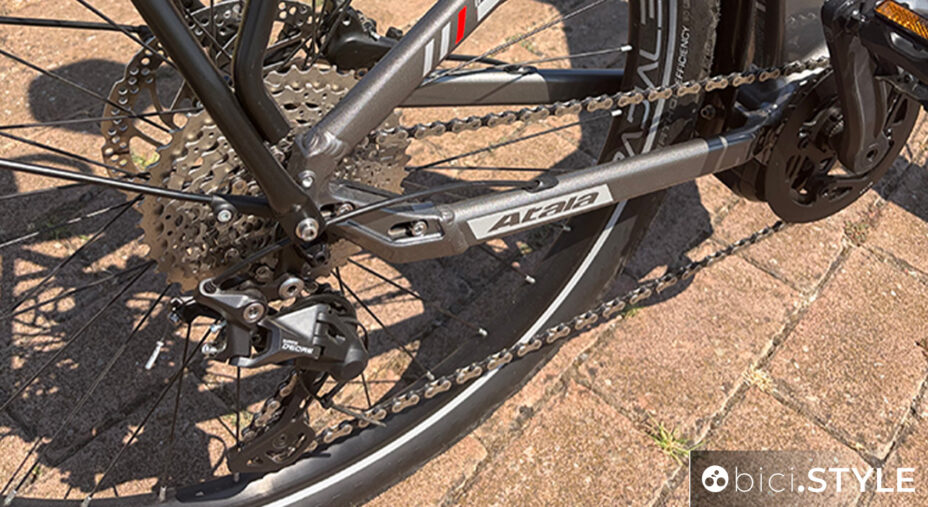 La trasmissione è garantita dal gruppo Shimano Deore RD-M4120 (a 10 velocità), con pignoni 10-42 e guarnitura da 38 denti