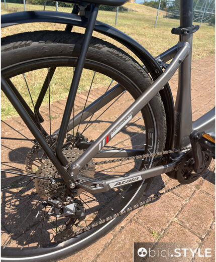 La trasmissione è garantita dal gruppo Shimano Deore RD-M4120 (a 10 velocità), con pignoni 10-42 e guarnitura da 38 denti