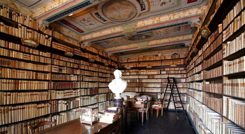 Ma prima di raggiungere Loreto, il passaggio davanti alla casa di Leopardi a Recanati (foto Sentire)