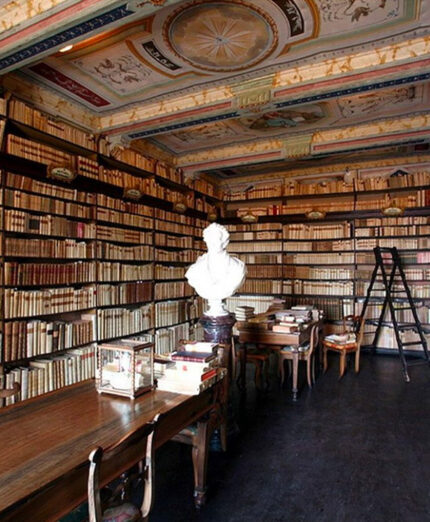 Ma prima di raggiungere Loreto, il passaggio davanti alla casa di Leopardi a Recanati (foto Sentire)