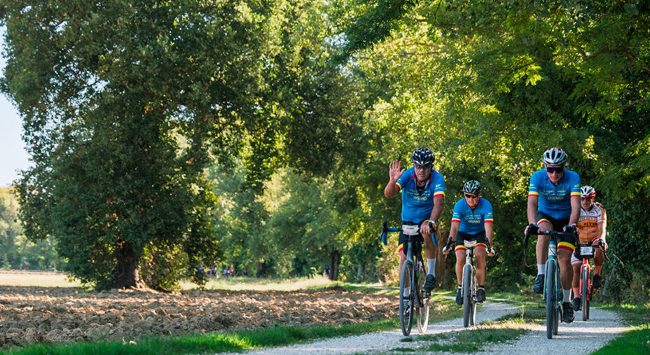 I primi chilometri si snodano lungo la ciclabile del fiume Potenza, per sciogliere le gambe prima delle salite