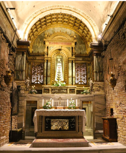 La Casa Santa di Maria al suo interno è stata oggetto di studi ed è meta ogni anno per 4 milioni di pellegrini (foto Santuario di Loreto)