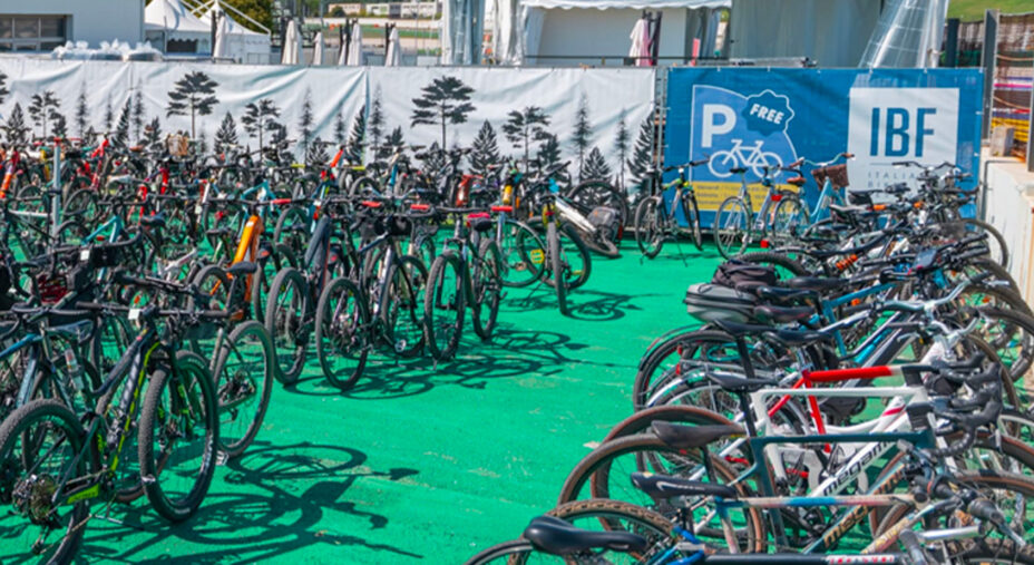 Il parcheggio delle bici ora è custodito: si possono lasciare anche i vari accessori. La bici va ripresa entro l'orario di chiusura (foto IBF)