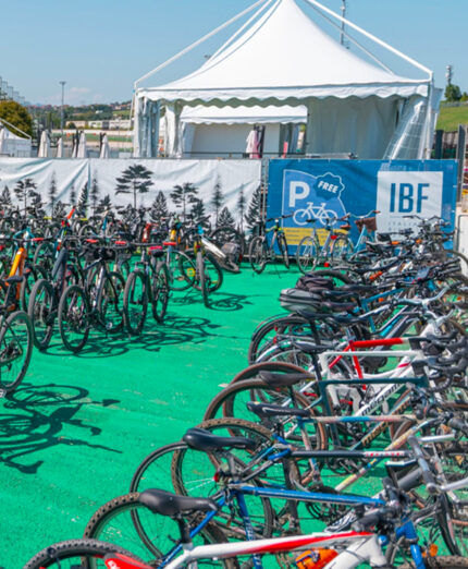 Il parcheggio delle bici ora è custodito: si possono lasciare anche i vari accessori. La bici va ripresa entro l'orario di chiusura (foto IBF)