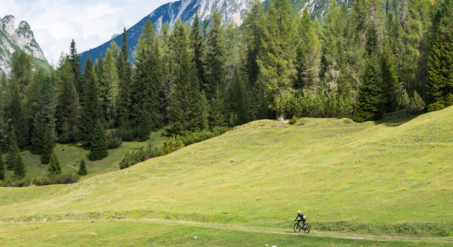 Il percorso che unisce i laghi ha dislivello di 935 metri per un totale di 22 chilometri (foto Consorzio Turistico Tre Cime Dolomiti)