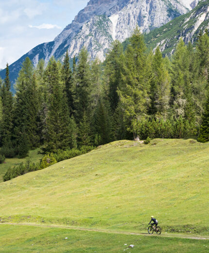 Il percorso che unisce i laghi ha dislivello di 935 metri per un totale di 22 chilometri (foto Consorzio Turistico Tre Cime Dolomiti)