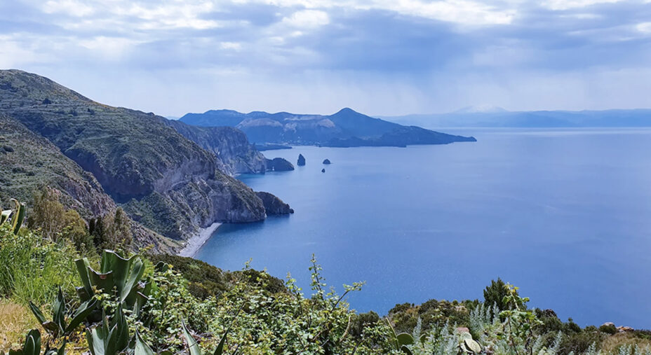 Una veduta di Lipari dal punto panoramico Quattrocchi (foto Komoot)