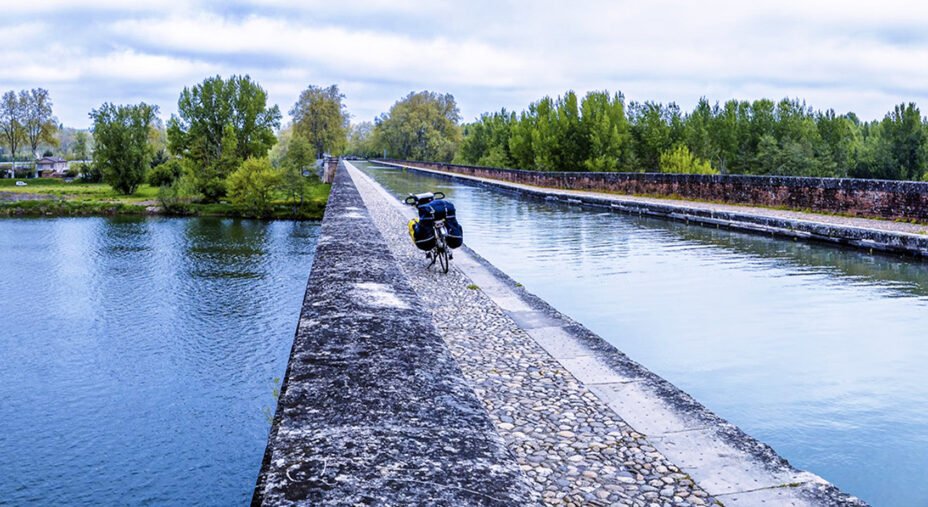 Una foto suggestivo con il Canal du Midi che incrocia un fiume (foto Larebenne)