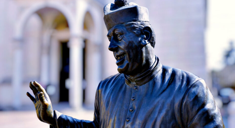 A Brescello nella piazza centrale ci sono le statue di Don Camillo vicino alla chiesa...