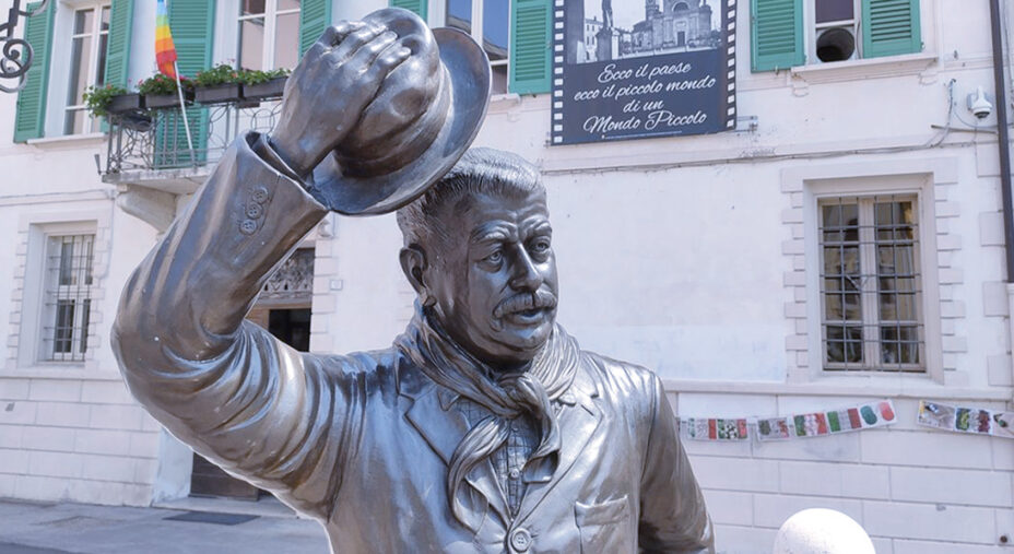 E di Peppone di fronte al palazzo del Comune (foto Visit Brescello)