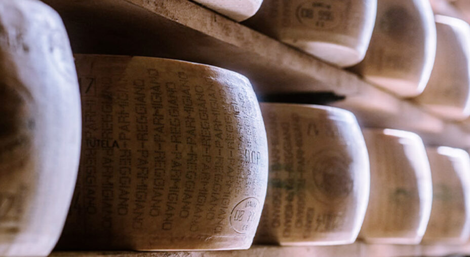 Non solo la saga di Don Camillo e Peppone a tenere banco, ma anche i sapori... come il Parmigiano Reggiano (foto VisitEmilia)