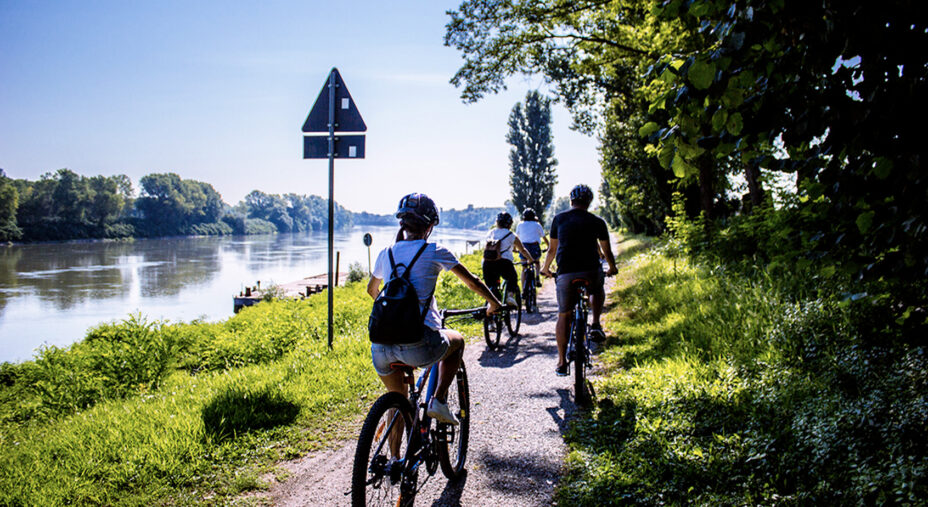 Il Po' è il protagonista di tutti questi viaggi in bici nei dintorni di Brescello (foto Visit Emilia)