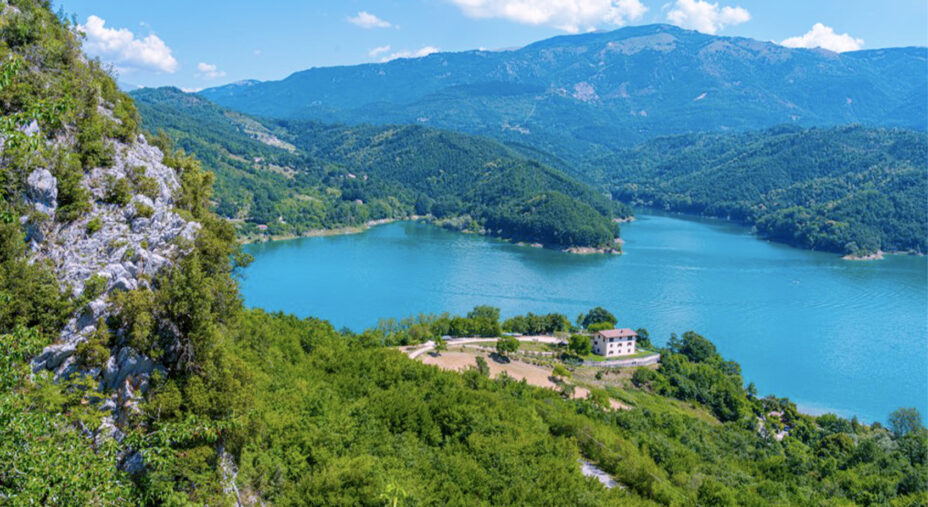 Il Lago del Salto offre decine d'insenature simili, o anche più strette, che tanto somigliano ai fiordi (foto Shutterstock)