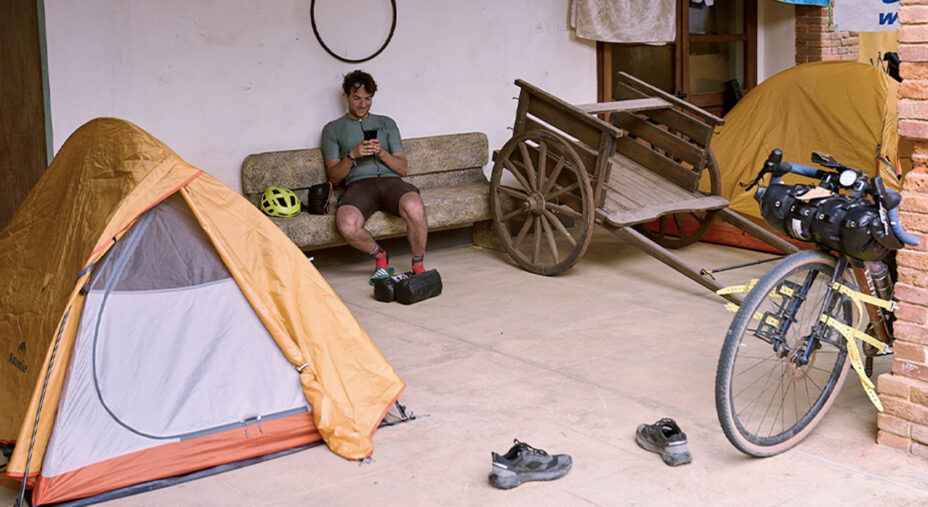 Un'immagine che vale più di 100 parole. Si dorme nella tradizione: la tenda, un portico, un carretto...