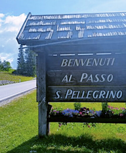 Il Passo San Pellegrino unisce Veneto e Trentino e svetta a 1.918 metri di quota