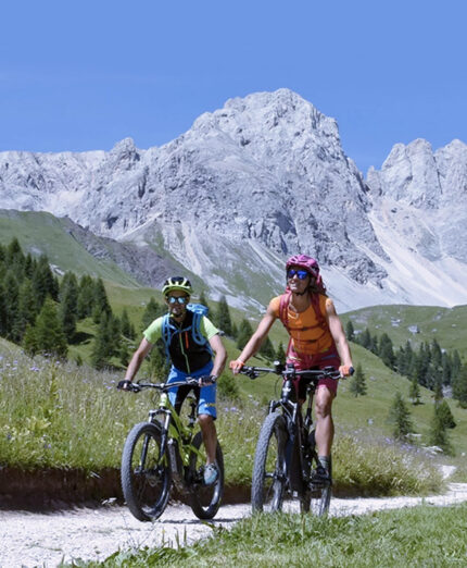 Attorno al Flora Alpina i percorsi di MTB conducono in valli incantevoli e ricche anche di legende