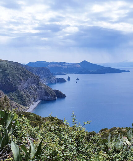 Una veduta di Lipari dal punto panoramico Quattrocchi (foto Komoot)