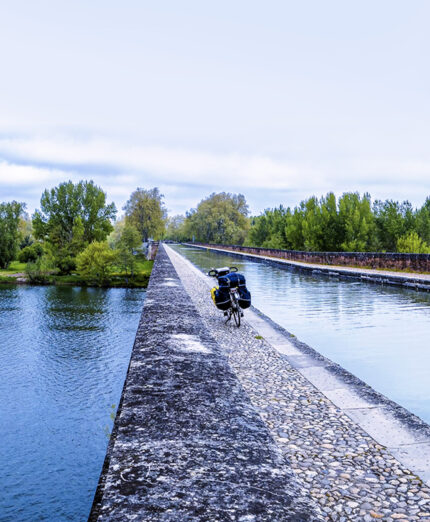 Una foto suggestivo con il Canal du Midi che incrocia un fiume (foto Larebenne)
