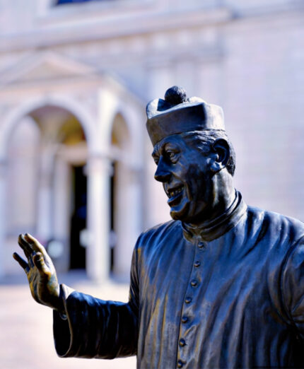 A Brescello nella piazza centrale ci sono le statue di Don Camillo vicino alla chiesa (foto Visit Brescello)...