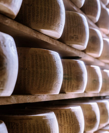 Non solo la saga di Don Camillo e Peppone a tenere banco, ma anche i sapori... come il Parmigiano Reggiano (foto Visit Emilia)